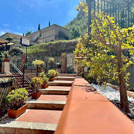 索雷亚德酒店 2*