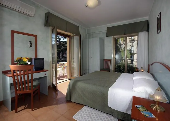 索雷亚德酒店 陶尔米纳