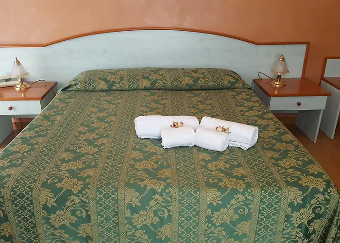 索雷亚德酒店 2* 陶尔米纳