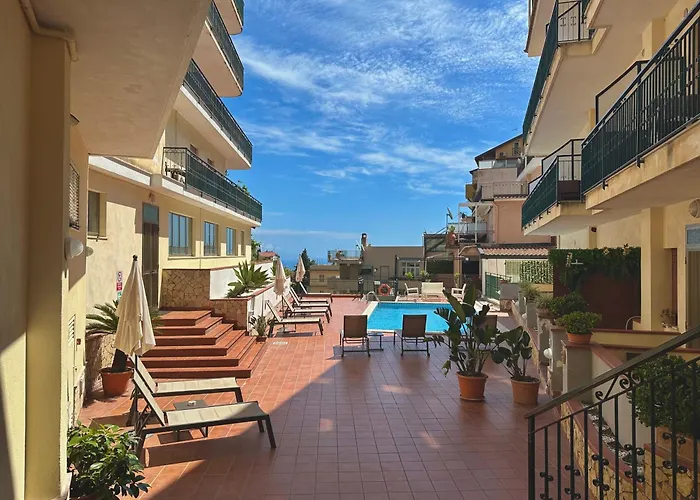 索雷亚德酒店 陶尔米纳